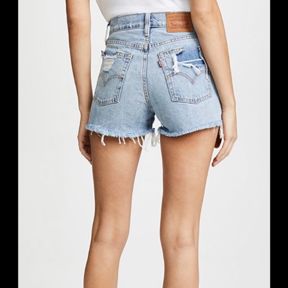 LIGHT WASH LEVI JEAN SHORTS